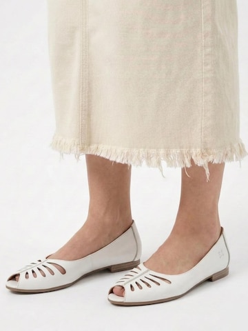 Maciejka Ballerina 'P7541-11/00-1' in White: front