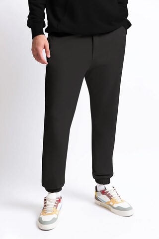 UNIQVIBE Tapered Trousers in Grey: front