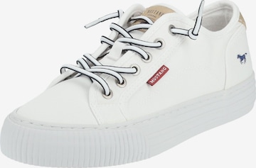 Baskets basses MUSTANG en blanc : devant
