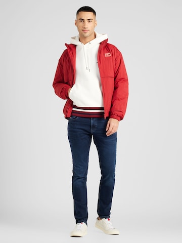 Tommy Jeans Φθινοπωρινό και ανοιξιάτικο μπουφάν σε κόκκινο
