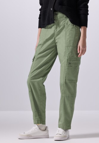 Street One Studio Tapered Cargo Hose in Grün: Vorderseite