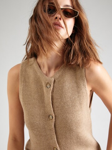 Gilet in maglia 'Juli' di ABOUT YOU x Emili Sindlev in marrone