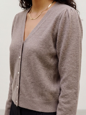 VERO MODA Gebreid vest 'VMDOFFY' in Bruin