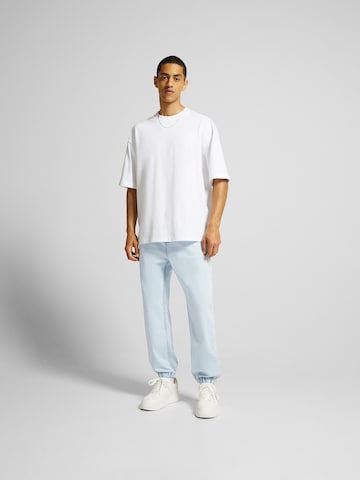 Bershka Tapered Jeans in Blau