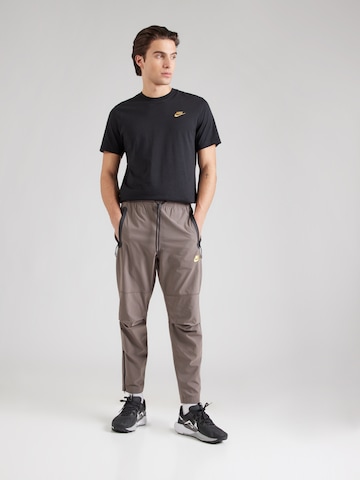 pelēks Nike Sportswear Pakapēniski sašaurināts piegriezums Bikses