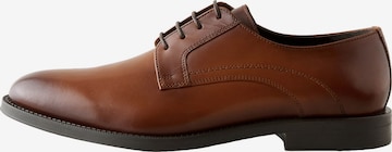 Next Nauhakengät värissä ruskea: etupuoli