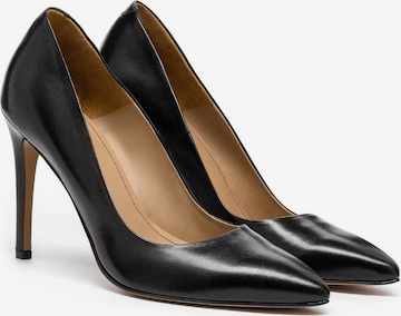 Kazar Pumps in Black