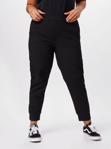 Tapered Pantaloni 'Chan' de la KAFFE CURVE pe negru: față