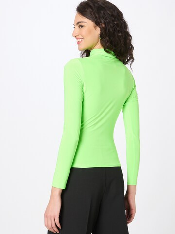 Tricou de la Warehouse pe verde