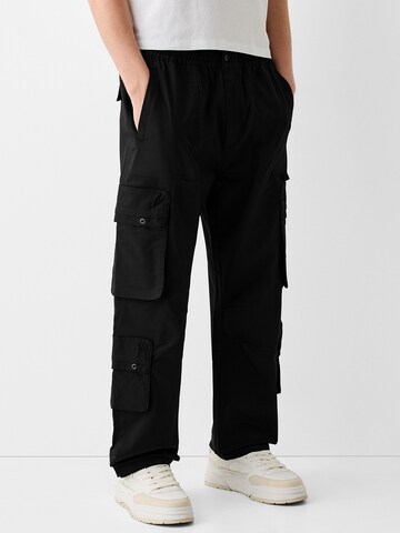 Bershka Loosefit Gargohousut värissä musta: etupuoli