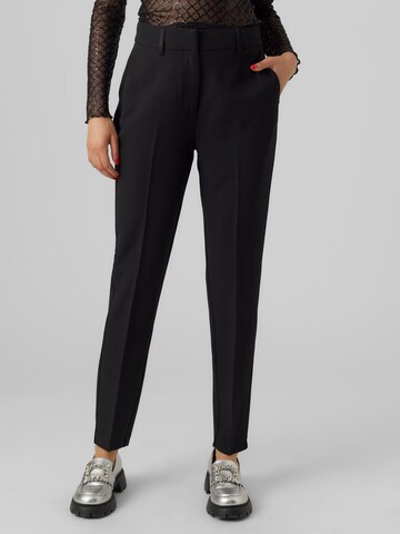 Coupe slim Pantalon à plis 'Holly' VERO MODA en noir : devant