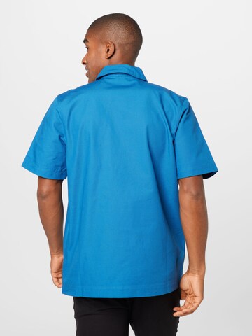 Nike Sportswear Shirt in Blau