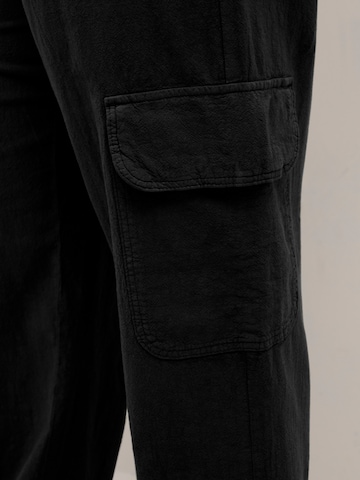 regular Pantaloni cargo 'Nana' di KAFFE CURVE in nero