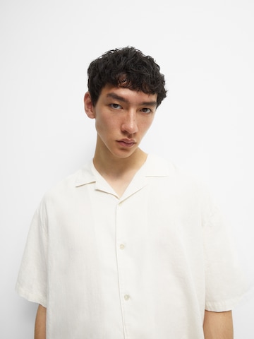 Pull&Bear Comfort Fit Skjorte i hvid