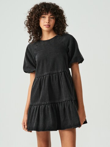 St MRLO Dress 'RAISE' in Black: front