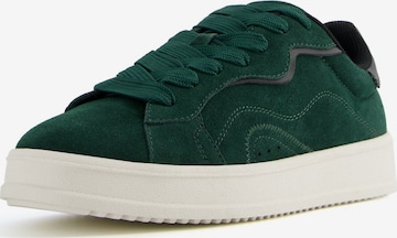 Bershka Sneakers laag in Groen: voorkant