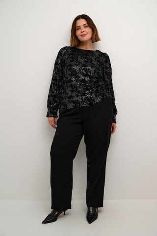KAFFE CURVE Bluse 'Brit' i sort