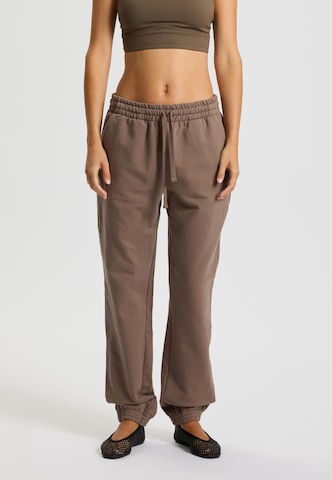 Effilé Pantalon 'One' rethinkit studios en marron : devant