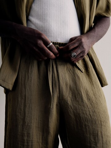 Regular Pantalon Bershka en vert