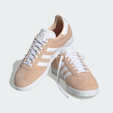 ADIDAS ORIGINALS Matalavartiset tennarit 'Gazelle' värissä beige