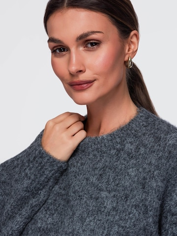 Pullover di Ombre in grigio