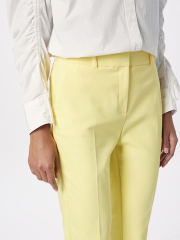 Regular Pantalon à plis COMMA en jaune