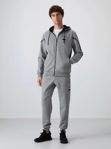 Tommy Life Sweatsuit in Grey