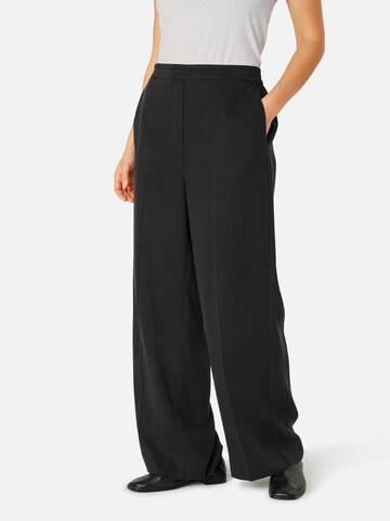 Masai Loose fit Pleated Pants in Black: front