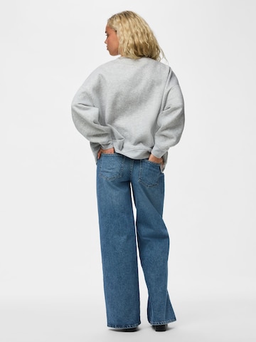 Sweat-shirt 'PCChilli' PIECES en gris