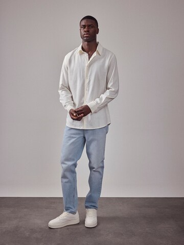 Coupe regular Chemise business 'The Essential' DAN FOX APPAREL en blanc