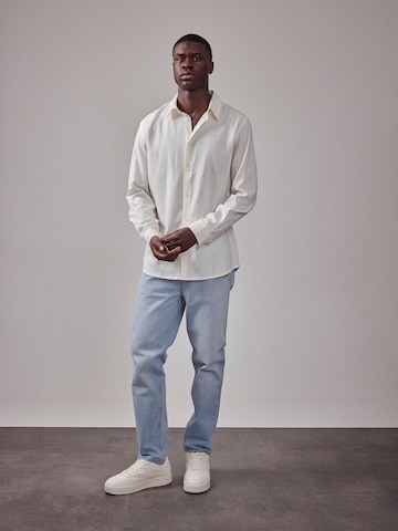 DAN FOX APPAREL Regular Fit Leinenhemd 'The Essential' in Weiß