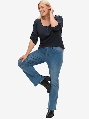 SHEEGO Bootcut Jeans in Blauw
