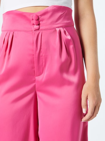 Nasty Gal - Perna larga Calças com pregas em rosa