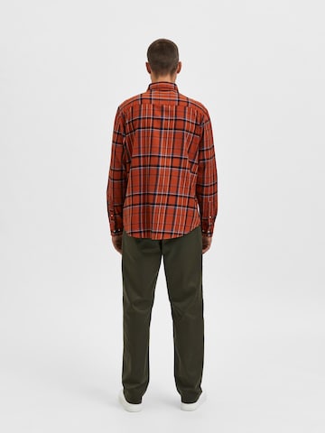 SELECTED HOMME Regular fit Overhemd 'RAND' in Bruin