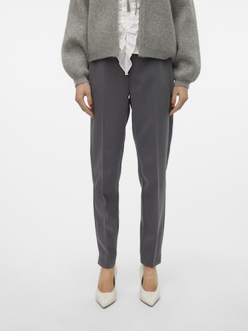 VERO MODA Tapered Trousers with creases 'Beate' in Grey: front