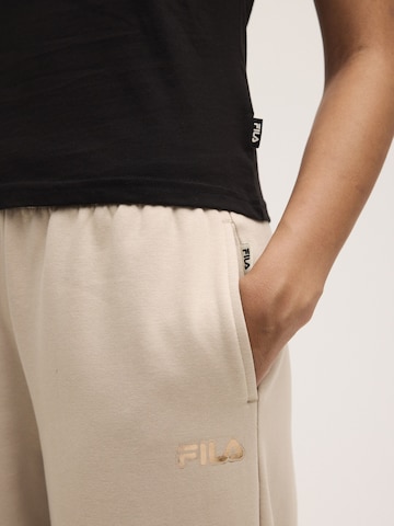 regular Pantaloni 'CALICE regular wide graphic sweat pants' di FILA in grigio