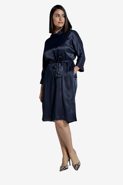 Ulla Popken Jurk in de kleur Marine, Modelweergave