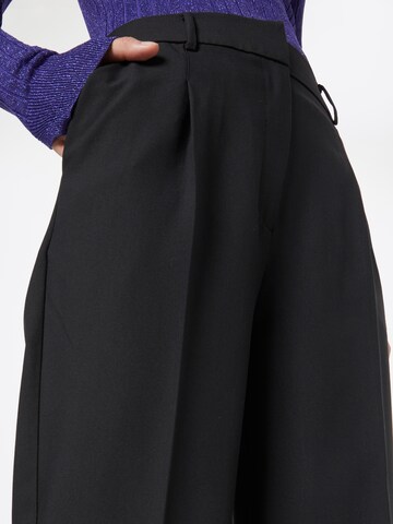 Wide leg Pantaloni cu dungă 'Gianna' de la Another Label pe negru