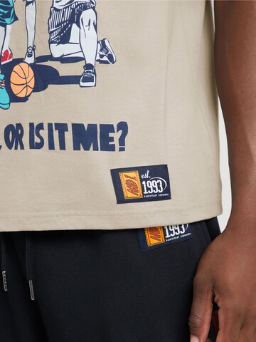 AND1 Тениска 'Retro Logo' в сиво