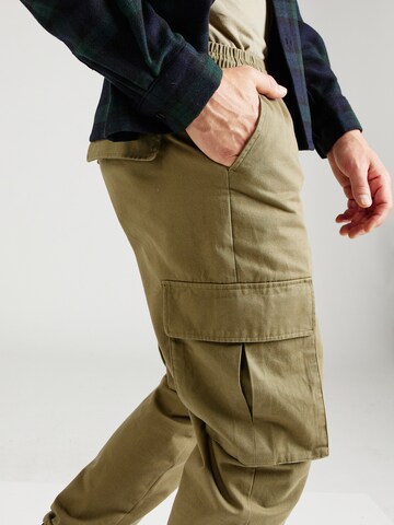 Tapered Pantaloni cargo 'Adriano' di ABOUT YOU x Jaime Lorente in verde