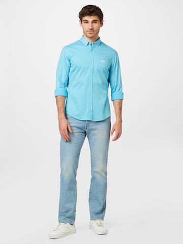 BOSS Green جينز ضيق الخصر والسيقان قميص 'BIADO' بلون أزرق