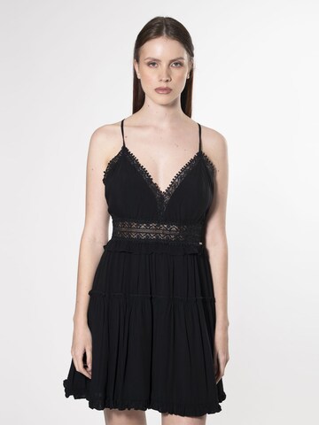 Influencer Kleid in Schwarz: Vorderseite