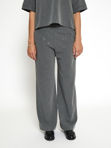 Loosefit Pantaloni 'Leslie' di DESIRES in grigio: frontale