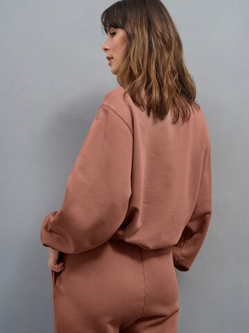 Sweat-shirt 'Haven' A LOT LESS en marron