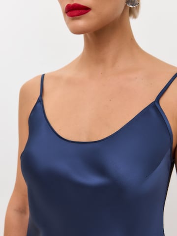 Robe 'Below the knee satin slip dress 'Grace'' Serena Silueta en bleu