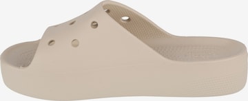 Claquettes / Tongs Crocs en beige : devant