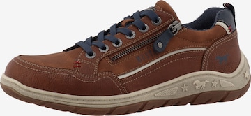 Baskets basses MUSTANG en marron : devant