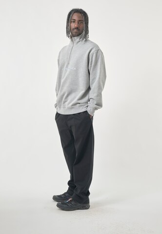 Cleptomanicx Sweatshirt 'Boxy Crewneck Eurostile' in Grau