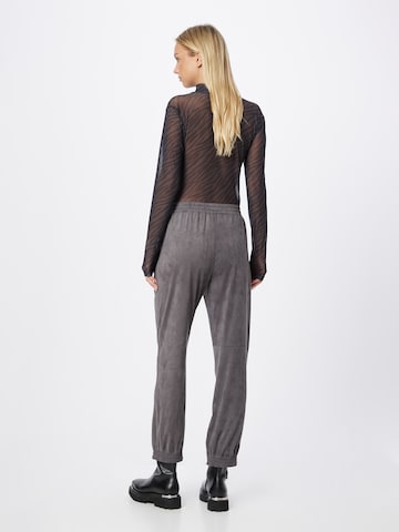 Effilé Pantalon Someday en gris