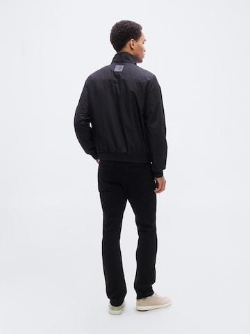 Calvin Klein Jeans Демисезонная куртка в Черный: сзади